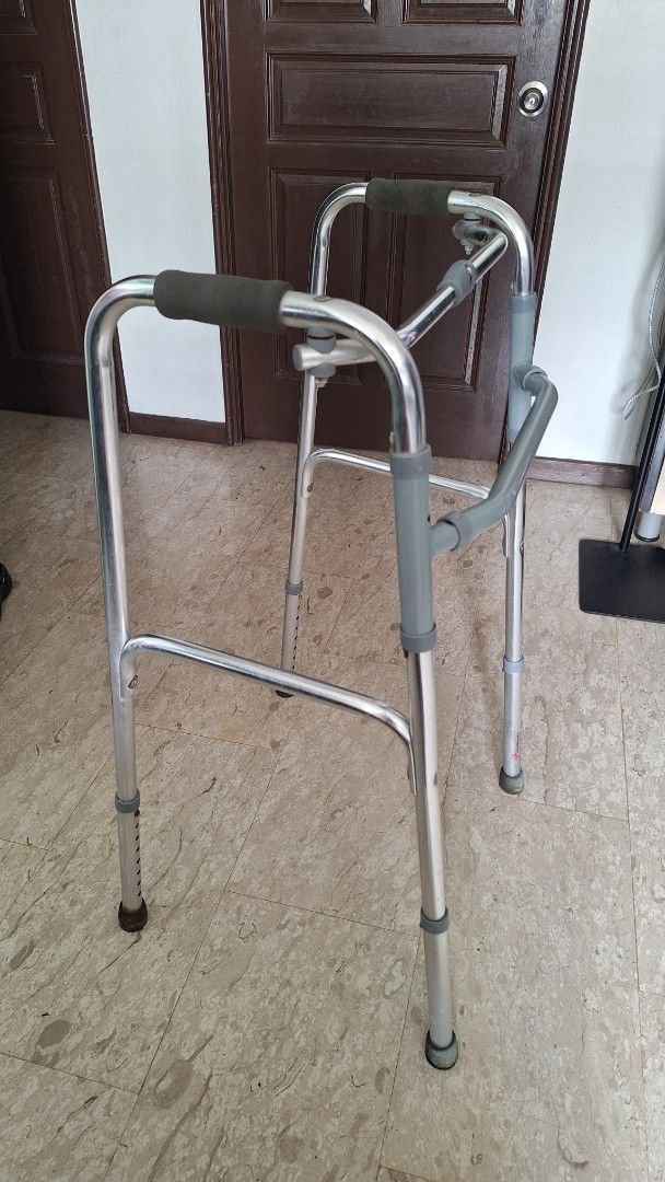 Adjustable Walker (Category: Other Assistive Aids) located in Singapore. Submitted by gilvdq19 (Listing ID 1424010312, Image 2). Description: Used walker that can adjust different heights.