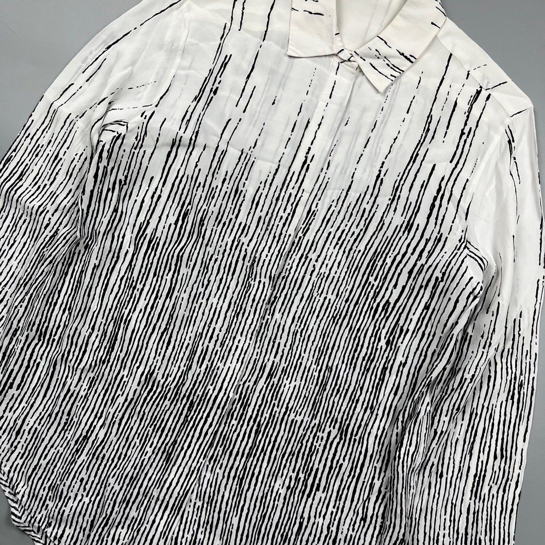 Balenciaga - Abstract Stripe - Longsleeves (Category: Longsleeves) located in Subic. Submitted by splx.stff (Listing ID 1424139424, Image 3). Description: No Flaw Good Condition sign of usage All details are posted - Width: 20 Length: 27 - Feel free to offer Ask before you buy No return No Refund.