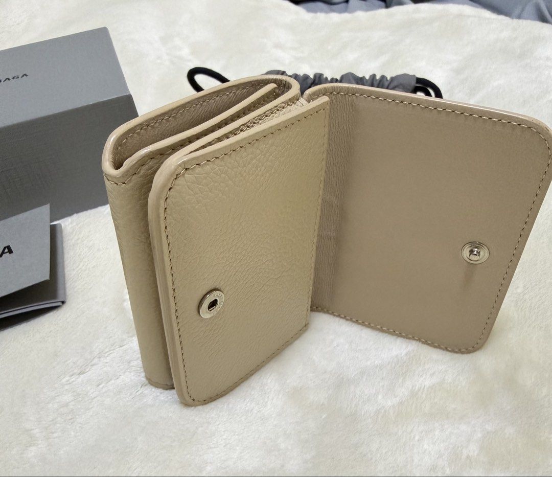 Balenciaga Cash Mini Wallet (Category: Luxury Bags & Wallets) located in Manila. Submitted by cm_luxe (Listing ID 1424147556, Image 2). Description: - Authentic Balenciaga Cash Mini Wallet - Neutral beige color - Includes original box, dust bag, and care cards - Snap closure - Multiple card slots - Compact and stylish design - Balenciaga logo on front 100💯 Authentic.