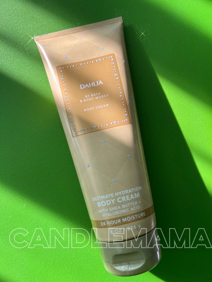 由 bathandbodyworks.hk (刊登 ID 1424043096，圖片 1) 提交，位於 Hong Kong 的 Bath & Body Works Dahlia Body Cream (類別：沐浴及身體護理 - 身體護理)，說明：Bath & Body Works Dahlia Ultimate Hydration Body Cream 8 oz / 226 g Contains shea butter and hyaluronic acid for 24-hour moisture. The fragrance notes include velvet dahlia petals, crisp pear, praline musk, and whipped tonka bean. The cream is rich and luxurious for instant moisturization, leaving skin feeling soft and replen