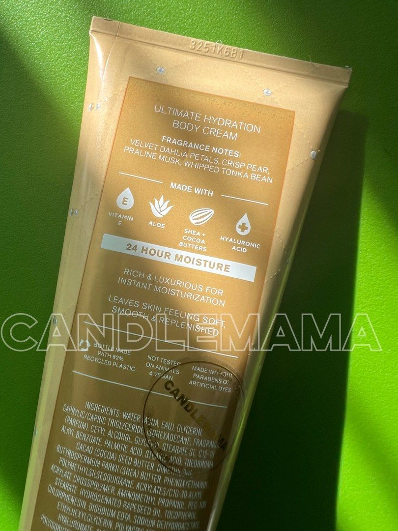 由 bathandbodyworks.hk (刊登 ID 1424043096，圖片 2) 提交，位於 Hong Kong 的 Bath & Body Works Dahlia Body Cream (類別：沐浴及身體護理 - 身體護理)，說明：Bath & Body Works Dahlia Ultimate Hydration Body Cream 8 oz / 226 g Contains shea butter and hyaluronic acid for 24-hour moisture. The fragrance notes include velvet dahlia petals, crisp pear, praline musk, and whipped tonka bean. The cream is rich and luxurious for instant moisturization, leaving skin feeling soft and replen