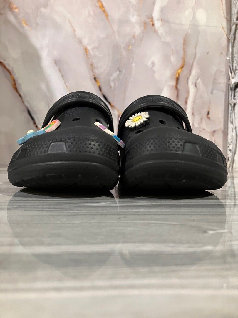 BLACK CROCS CLASSIC CLOGS SIZE 19 CM WOMEN (Category: Flats & Sandals) located in General Mariano Alvarez. Submitted by adonid (Listing ID 1424038630, Image 3). Description: BLACK CROCS CLASSIC CLOGS ORIGINAL BLACK CROCS CLASSIC CLOGS GOOD CONDITION NORMAL SIGN OF USAGE ONLY SIZE 19 WOMEN.