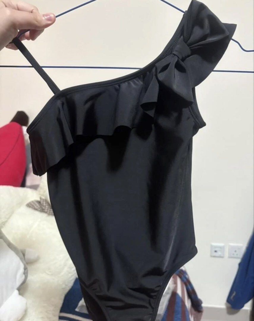 Black One-Shoulder Ruffle Swimsuit (Category: Bikinis & Swimsuits) located in Taguig. Submitted by amara2021 (Listing ID 1423975637, Image 3). Description: Black one-shoulder swimsuit for girls. Features a ruffle detail and classic one-piece design. Perfect for beach or pool. 2-4 yrs old please see attached photo for body reference.