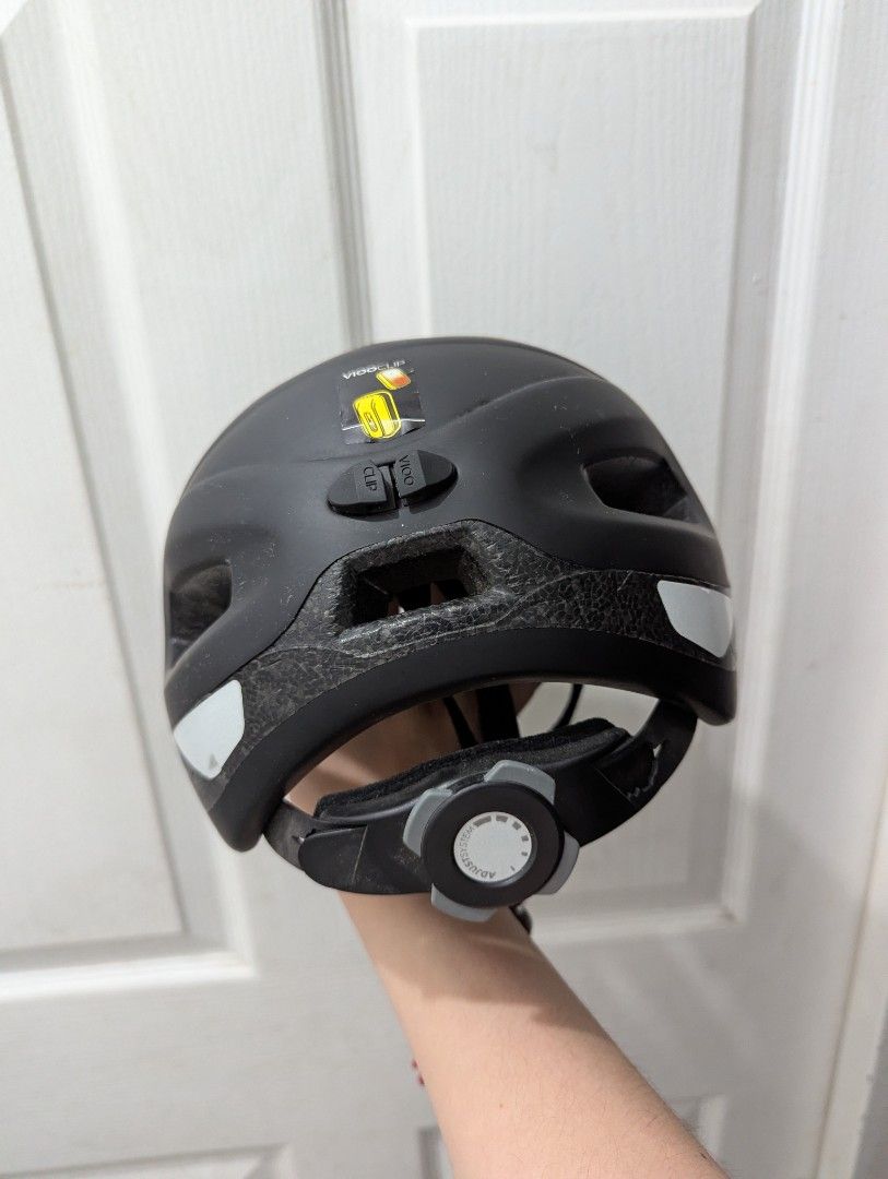 BTWIN BICYCLE HELMET (Category: Bicycles) located in Marikina City. Submitted by kpfinds (Listing ID 1424086954, Image 2). Description: bought new, tinest fit lang at natambak na..