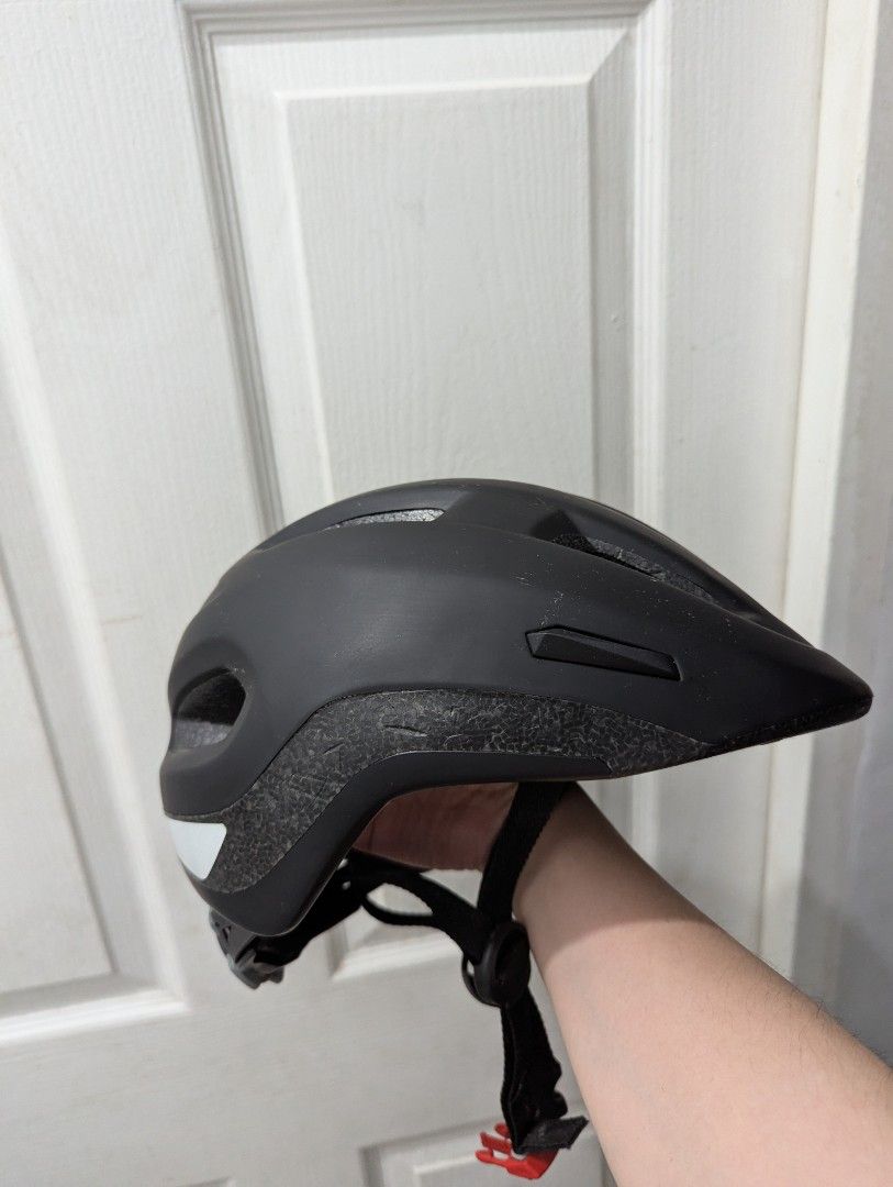 BTWIN BICYCLE HELMET (Category: Bicycles) located in Marikina City. Submitted by kpfinds (Listing ID 1424086954, Image 3). Description: bought new, tinest fit lang at natambak na..