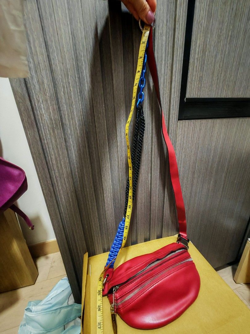 Charles and Keith red multiple leather bag （分類：多用途袋）位於 Hong Kong。 由 ivy_ho_ 提交（商品編號 1424025180，圖片 3）。簡介： Red color 2 zips Can as cross shoulder bag or belt bag。