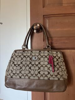 (Category: ) located in . Submitted by pr3ttysboutique (Listing ID 1424109923, Image 1). Description: .