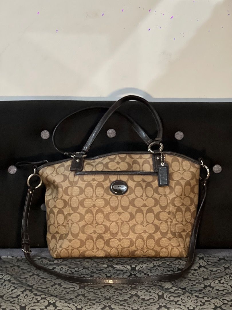 Coach Signature Shoulder Bag (Category: Luxury Bags & Wallets) located in Quezon City. Submitted by just.loveclub (Listing ID 1424155631, Image 1). Description: - Coach shoulder bag - Signature pattern (brown and tan) - Top handle and detachable shoulder strap - Silver-tone hardware - Zip closure - Spacious interior - Includes Coach hangtag.