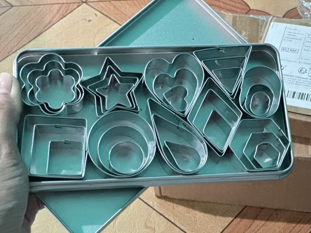 Cookie Shaper (Category: Bakeware) located in Angeles City. Submitted by clmsnw01 (Listing ID 1424133273, Image 2). Description: Assorted stainless steel cookie cutters with storage tin. Includes different shapes like flower, star, heart, triangle, square, circle and more. ✔️ Good condition ✔️ Complete set ✔️ Ready to use ✔️ Perfect for cookies, fondant, sandwiches, etc. Decluttering only. Location: Angeles,Pampanga PM if interested .