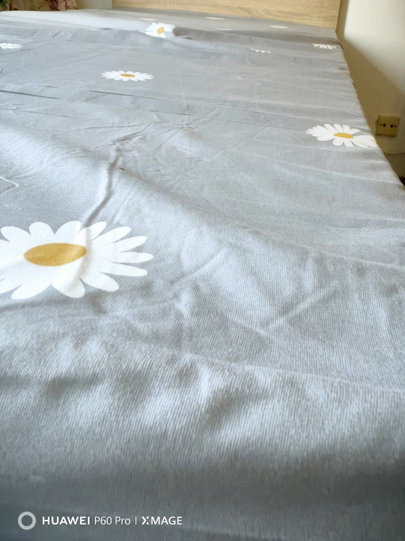 Daisy Pattern Bed Sheet （分類：床具浴巾）位於 Hong Kong。 由 lch500719 提交（商品編號 1424042590，圖片 1）。簡介： 這款帶有雛菊圖案垫套的高密度海棉床垫(垫套可拆洗)，非常適合為您的臥室增添一抹色彩和趣味200cm*90cm*5cm適合任何單人床。。