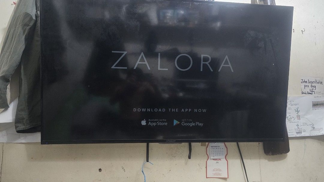Devant LED Tech Smart TV 50DTV700 (Category: TV) located in Cainta. Submitted by PrinzAaronGiftshop (Listing ID 1424079345, Image 3). Description: Devant Smart TV 50inch Issue malabo na kulay kulang sa ilaw at may guhit sa bandang taas as is where is - Devant LED Tech TV (Model 50DTV700) - Compatible with 100-240V and 50/60Hz - Watch content from YouTube, Animal Crossing, and Zalora - Access apps via App Store and Google Play.