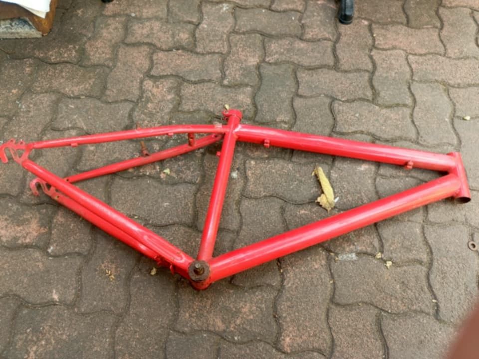 ‼️FOR SALE MTB FRAME 26 ‼️ (Category: Bicycles) located in Makati City. Submitted by jhasryleja15330 (Listing ID 1424155543, Image 1). Description: ‼️FOR SALE MTB FRAME 26 ‼️ PRICE: 600 Fixed ISSUE: Kalawang tapos yung bottom bracket ayaw matanggal wala kasing tools LOCATION: Near City hall ng Makati.