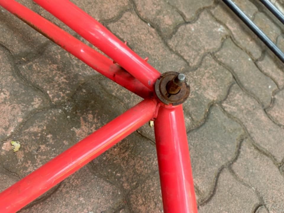 ‼️FOR SALE MTB FRAME 26 ‼️ (Category: Bicycles) located in Makati City. Submitted by jhasryleja15330 (Listing ID 1424155543, Image 2). Description: ‼️FOR SALE MTB FRAME 26 ‼️ PRICE: 600 Fixed ISSUE: Kalawang tapos yung bottom bracket ayaw matanggal wala kasing tools LOCATION: Near City hall ng Makati.