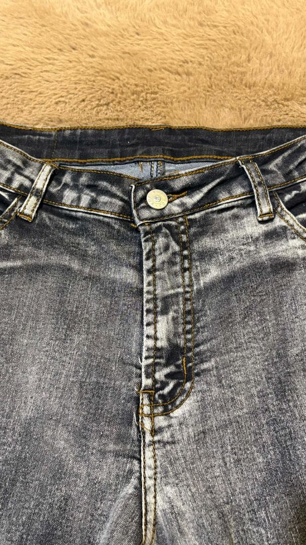 Gray Flared Denim Jeans with Embroidered Design (Category: Jeans) located in Cainta. Submitted by cherrydeclutter (Listing ID 1424088787, Image 3). Description: - XL on tag - Can fit size 31-33 - Stretchy material - Embroidered Sequin Design - Back-hit on one pocket - Y2k vibes - Thrifted, so please manage your expectations! - 350+SF.