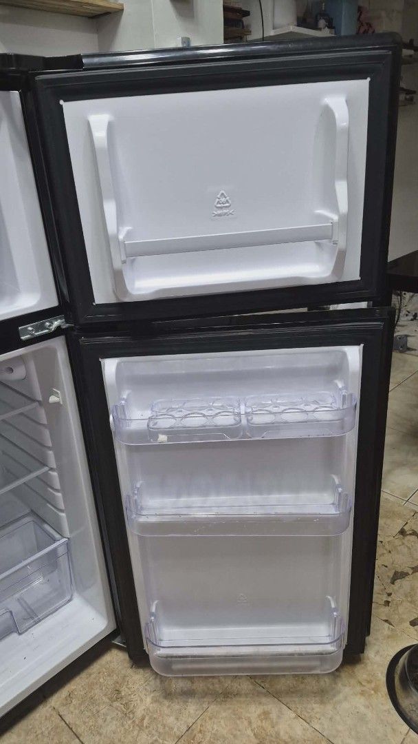Hanabishi Direct Cool Refrigerator (Category: Refrigerators and Freezers) located in Makati City. Submitted by emmanuel_017 (Listing ID 1424045297, Image 2). Description: - Hanabishi top-mount refrigerator - Direct cool system - Multiple shelves for organized storage - Clear storage bins in fridge and freezer - Metallic exterior finish - Used pm for more details.