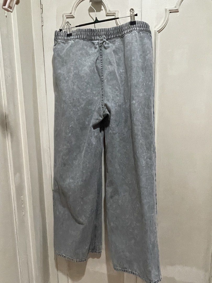H&M Divided Gray Denim Pants (Category: Jeans) located in Quezon City. Submitted by deadmit (Listing ID 1424028304, Image 3). Description: Length from crotch - 28inches.