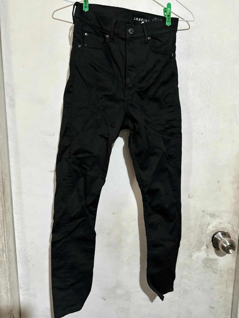 H&M Shaping Super Skinny Jeans (Category: Jeans) located in Pasig City. Submitted by rkclosets (Listing ID 1424035909, Image 1). Description: - H&M Shaping Super Skinny Jeans - High-waisted - Size: EUR 32, US 2, CA 2, CN 160/64A - Button and zipper closure - Denim blend material.