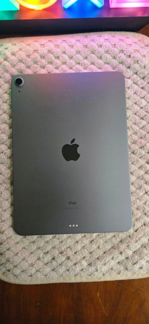 Ipad Air 4th Generation (Category: iPad) located in Manila. Submitted by da_stone (Listing ID 1424008809, Image 3). Description: FOR SALE🗣️🗣️ IPAD AIR 4th Gen Silver —64 gb —Ntc Approved —true tone working —finger print is not working due to a dent —few dents and scratches —A14 Bionic chip — smooth performance for gaming, editing, and multitasking —Usb C Charging Inclusions: Case, Tg installed and with box same imei .
