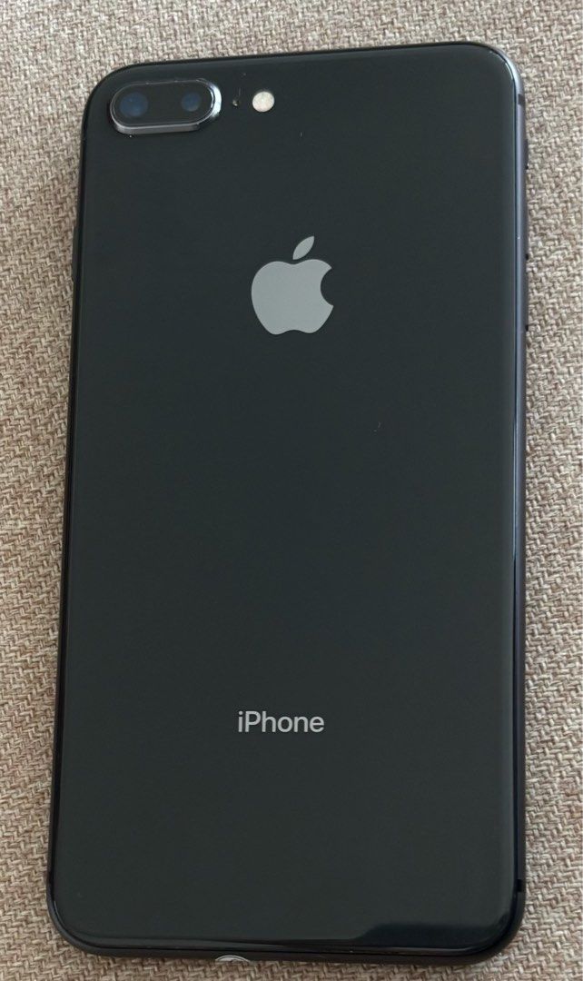 Iphone (Category: iPhone 8 Series) located in Manila. Submitted by saar40015 (Listing ID 1424000673, Image 3). Description: Negotiable!!! No issue. Never na paayos. Walang any damage! With charger Case and Tempered.