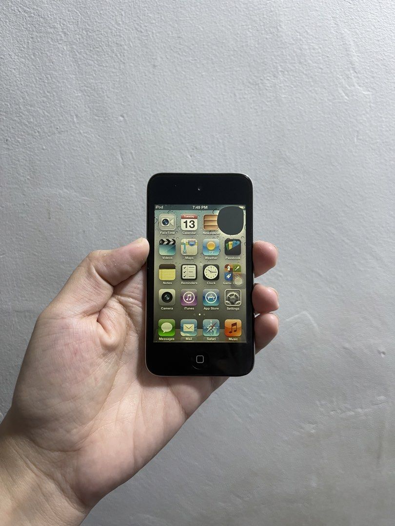 iPod touch 4th gen 8gb (2) (Category: Portable Music Players) located in Manila. Submitted by apple_siri (Listing ID 1424144138, Image 2). Description: Issue gray spot sa upper right side di nakaka affect sa display and touch ng unit other than that wala ng issue po yan battery matagal malowbat may songs nadin nakalagay po jan gagamitin mo na lang po.