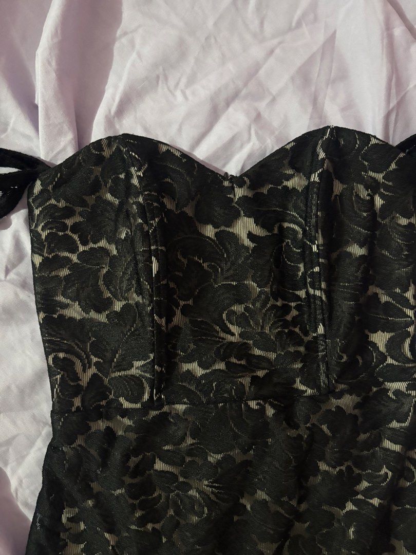 Karimadon Black Lace Dress (Category: Dresses) located in Quezon City. Submitted by alythinggoes (Listing ID 1424095091, Image 2). Description: - Black lace off-shoulder dress - Fitted bodice - Knee-length skirt - Floral lace overlay - Contrasting lining - Delicate shoulder straps - Perfect for special occasions and evening events Worn once (Christmas Party).