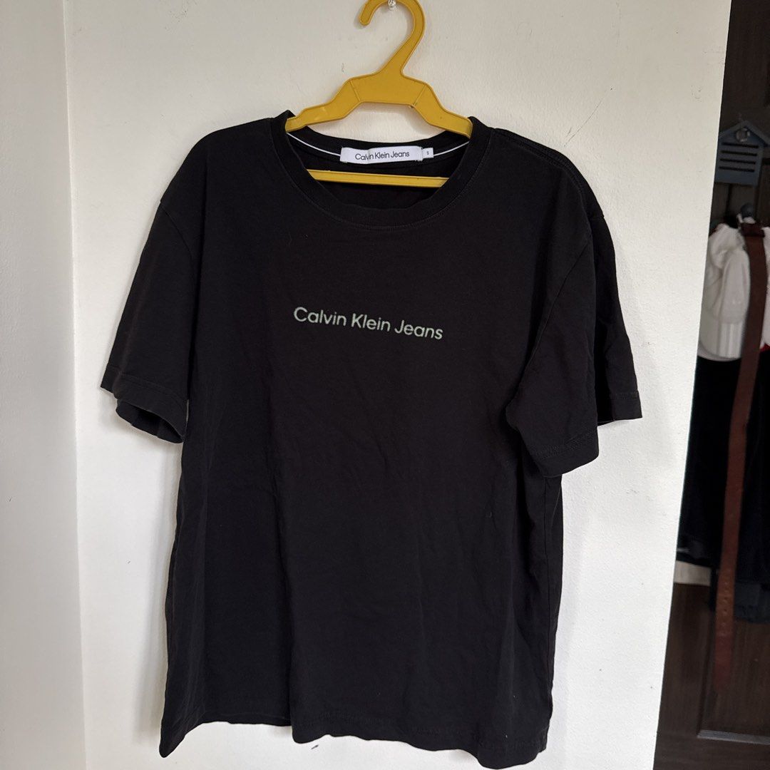 LEGIT Calvin Klein Cropped XRAY Graphic Tee (Category: Tshirts & Polo Shirts ) located in Antipolo. Submitted by xtiandcstro (Listing ID 1423985281, Image 2). Description: 23x19in Slightly cropped fit LEGIT Bought from CK GH Mall.