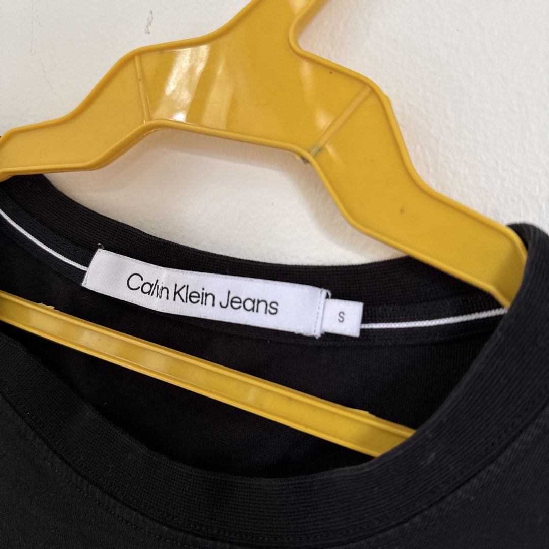 LEGIT Calvin Klein Cropped XRAY Graphic Tee (Category: Tshirts & Polo Shirts ) located in Antipolo. Submitted by xtiandcstro (Listing ID 1423985281, Image 3). Description: 23x19in Slightly cropped fit LEGIT Bought from CK GH Mall.