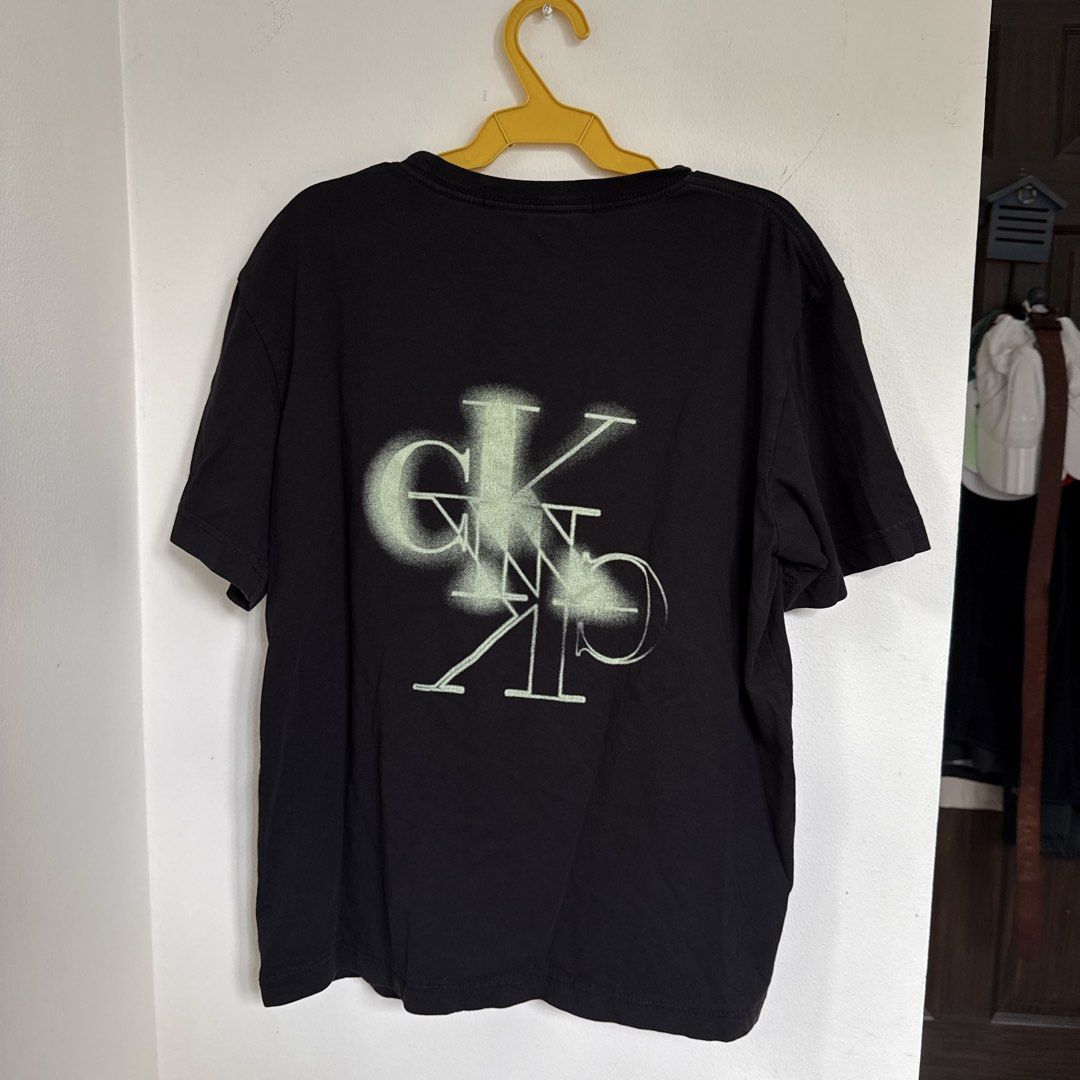 LEGIT Calvin Klein Cropped XRAY Graphic Tee (Category: Tshirts & Polo Shirts ) located in Antipolo. Submitted by xtiandcstro (Listing ID 1423985281, Image 1). Description: 23x19in Slightly cropped fit LEGIT Bought from CK GH Mall.