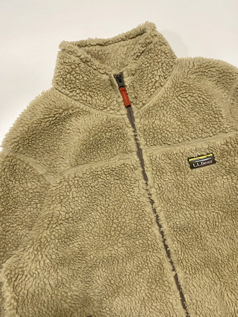 L.L. Bean vintage fleece jacket (Category: Coats, Jackets and Outerwear) located in Tarlac. Submitted by random.stufff (Listing ID 1423989270, Image 2). Description: L.L. Bean vintage fleece jacket Large (Oversize) Width: 25.5 inches Length: 31 inches 9/10 condition, no issue. - ₱2,000 free shipping Tarlac area .
