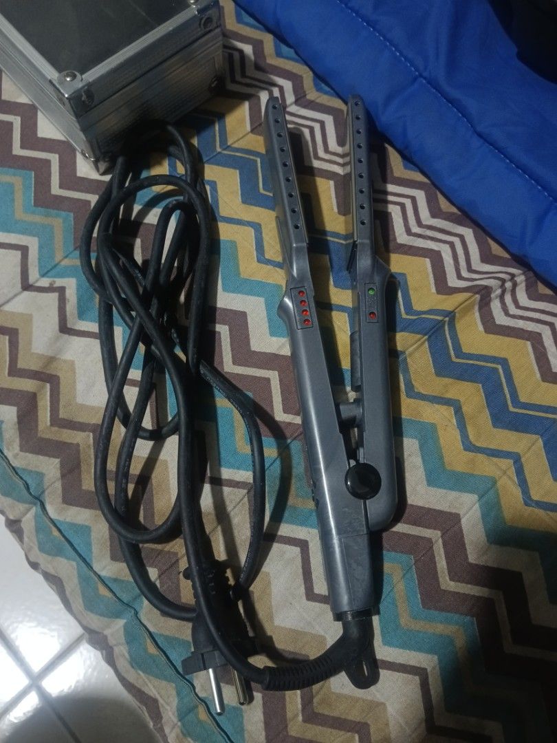 Maestro hair iron with case (Category: Hair) located in Manila. Submitted by ver091 (Listing ID 1424016769, Image 1). Description: maestro hair iron with case.