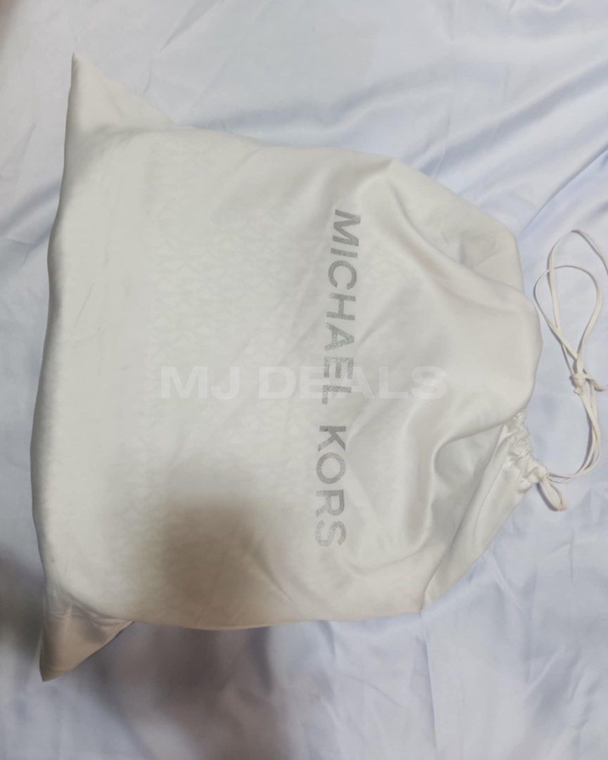 Michael Kors Signature Handbag (Category: Luxury Bags & Wallets) located in Manila. Submitted by fghstrd (Listing ID 1424161253, Image 2). Description: - Authentic Michael Kors handbag - Signature MK pattern - Includes dust bag - Shoulder strap - Color: White and light shade - Gold-colored hardware BNEW, Posting for a friend Loc Imus Cavite Seller offers discount.
