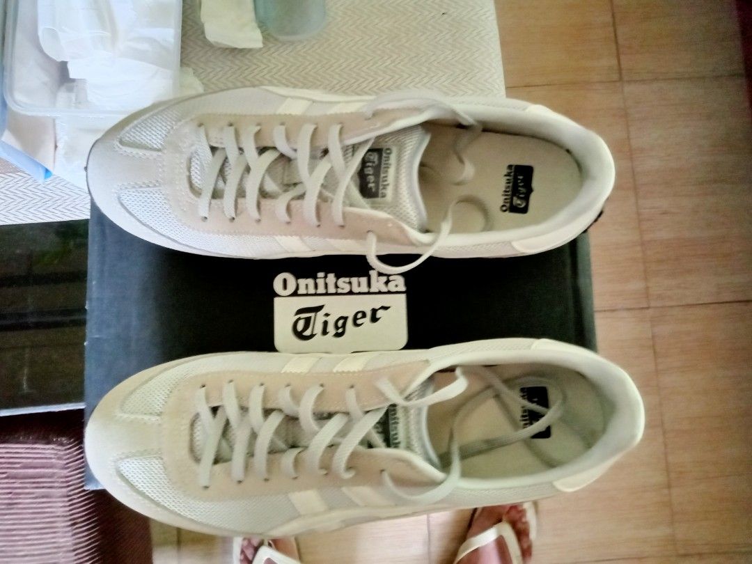 Onitsuka Tiger EDR 78 Sneakers (Category: Sneakers) located in Cainta. Submitted by kovictorm (Listing ID 1424100519, Image 2). Description: - Onitsuka Tiger EDR 78 sneakers - Light beige colorway - Size: 43.5 EUR - Unisex design - Includes original box - Classic and versatile style - Perfect for everyday use.
