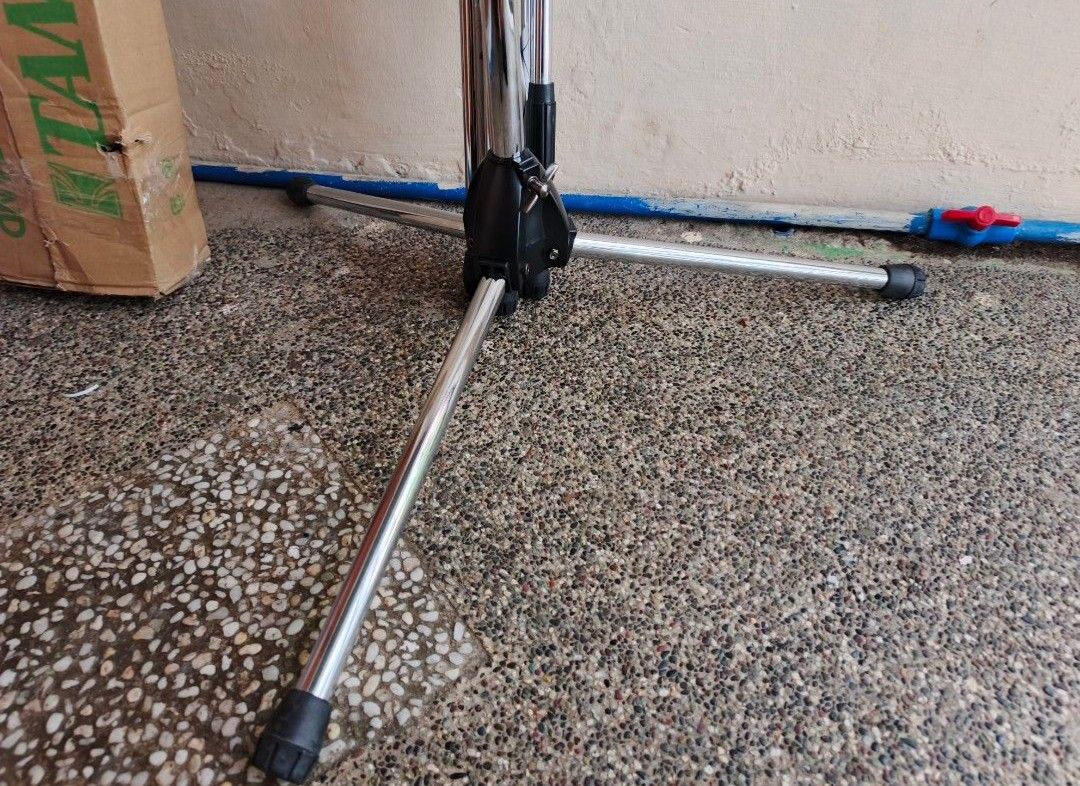 Original TAMA MS205 Boom Microphone Stand Chrome (Category: Microphones) located in Binangonan. Submitted by kurama04 (Listing ID 1424076158, Image 3). Description: 1pc nalang brandnew unused box condition 7/10 cosmetics of unit brand new! 10/10 SRP the musicman store - 139$ TAMA - ¥ 18,700 - Tama MS205 microphone boom stand - Chrome-plated finish - Sturdy die-cast base - Adjustable height and boom arm - Long legs for stability - Includes origina