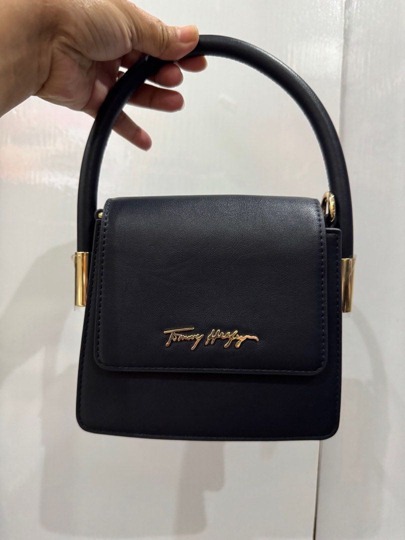 Original Tommy Hilfiger micro or very small bag (Category: Cross-body Bags) located in Quezon City. Submitted by egabriels (Listing ID 1424073134, Image 1). Description: Orinal Tommy Hilfiger small bag Lightly used Hndi kasya cellphone or wallet Cards lng cash / lipstick Can be worn as handbag or sling bag.
