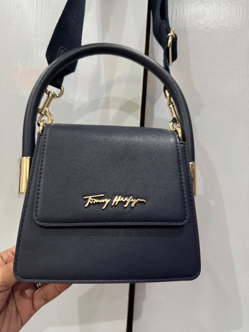 Original Tommy Hilfiger micro or very small bag (Category: Cross-body Bags) located in Quezon City. Submitted by egabriels (Listing ID 1424073134, Image 3). Description: Orinal Tommy Hilfiger small bag Lightly used Hndi kasya cellphone or wallet Cards lng cash / lipstick Can be worn as handbag or sling bag.