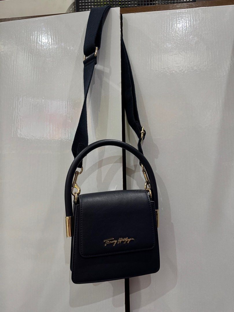 Original Tommy Hilfiger micro or very small bag (Category: Cross-body Bags) located in Quezon City. Submitted by egabriels (Listing ID 1424073134, Image 2). Description: Orinal Tommy Hilfiger small bag Lightly used Hndi kasya cellphone or wallet Cards lng cash / lipstick Can be worn as handbag or sling bag.