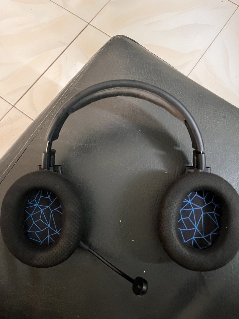 SteelSeries Arctis 1 Wireless Gaming Headset (Category: Headphones & Headsets) located in Daet. Submitted by swifttiger_d90e6b (Listing ID 1423995001, Image 2). Description: SteelSeries Arctis 1 Wireless gaming headset. Features a detachable ClearCast noise-cancelling microphone. It has a steel-reinforced adjustable headband. The earcups have a blue geometric pattern. Includes multiple cables and a USB dongle for wireless connectivity. The earcup