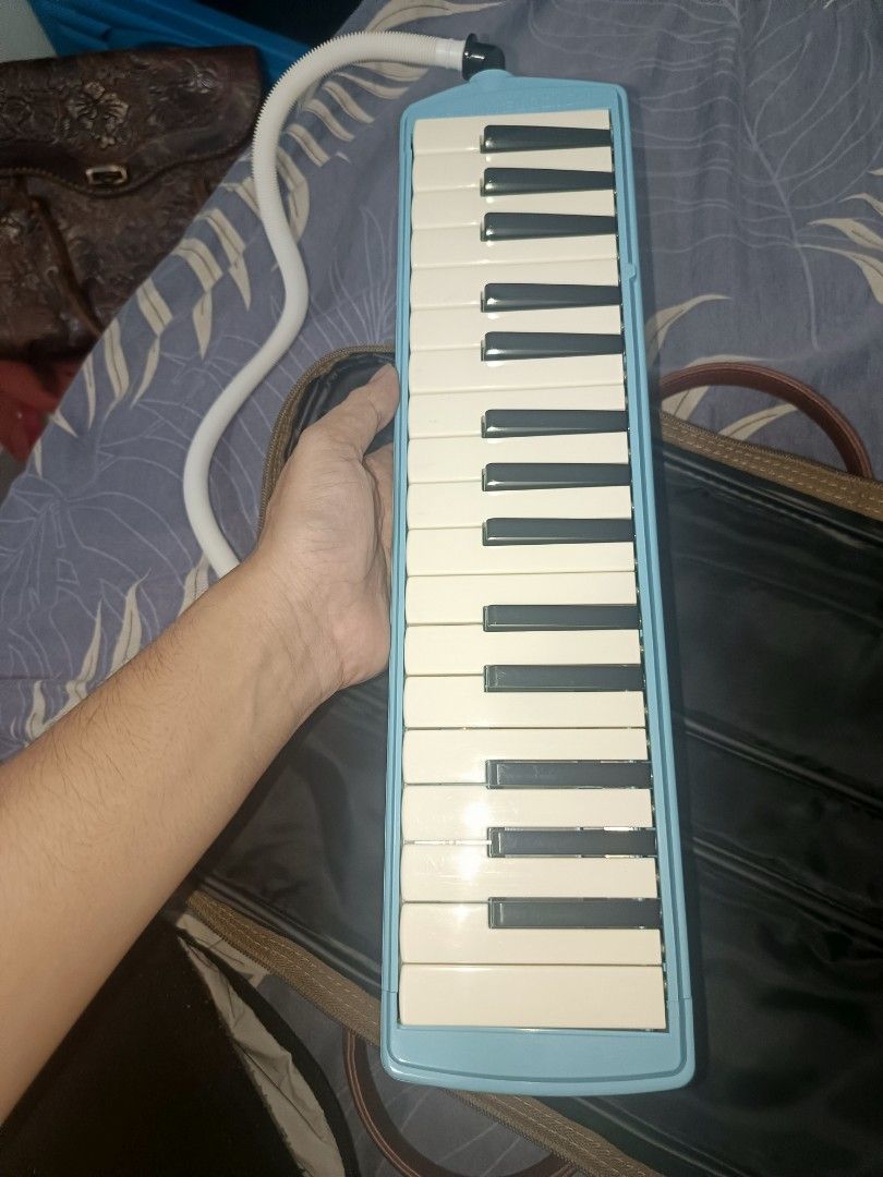 Suzuki Melodion Alto 32-Key (Complete Set) (Category: Musical Instruments) located in Cebu City. Submitted by turuuru8992423 (Listing ID 1424082226, Image 2). Description: Suzuki Melodion Alto 32-Key (Complete Set) Description: Selling a well-maintained Suzuki Melodion Alto (Study-32). This is a high-quality keyboard harmonica, perfect for students, hobbyists, or professional musicians. It’s lightweight, easy to play, and produces a clear, vibran
