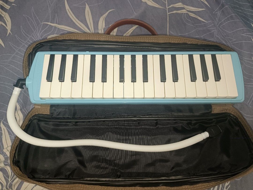 Suzuki Melodion Alto 32-Key (Complete Set) (Category: Musical Instruments) located in Cebu City. Submitted by turuuru8992423 (Listing ID 1424082226, Image 1). Description: Suzuki Melodion Alto 32-Key (Complete Set) Description: Selling a well-maintained Suzuki Melodion Alto (Study-32). This is a high-quality keyboard harmonica, perfect for students, hobbyists, or professional musicians. It’s lightweight, easy to play, and produces a clear, vibran