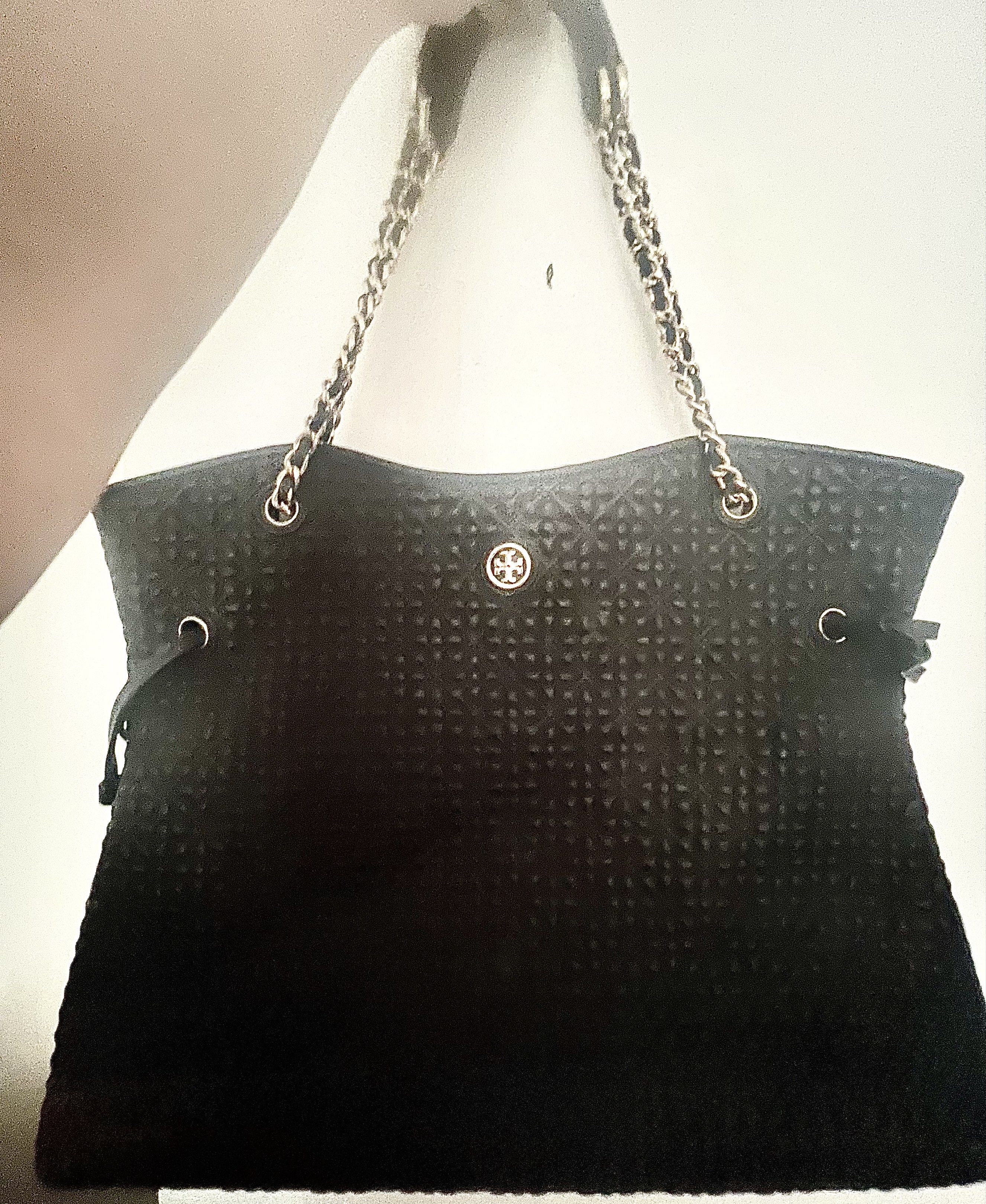Tory Burch Tote Shoulder Bag 2-way (Category: Luxury Bags & Wallets) located in Dasmarinas. Submitted by chichi_shop (Listing ID 1423990651, Image 1). Description: Preloved/Kept unused.