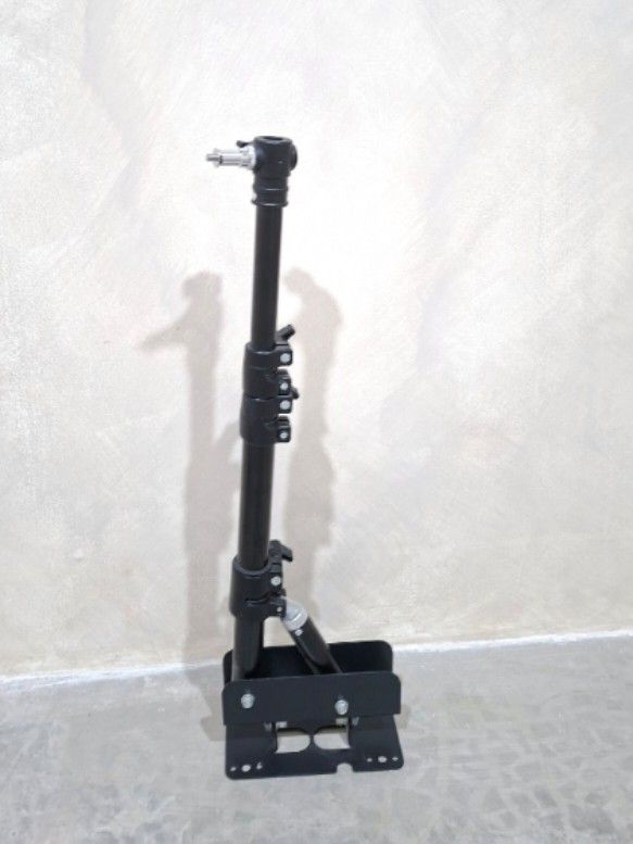 Triangle Wall Mounting Boom Arm (Category: Lighting & Studio Equipment) located in Manila. Submitted by jeydeeclutters_ (Listing ID 1423024296, Image 1). Description: - no issues, good as new - used it for 10mos only - buyer may arrange own courier but i can help u - sf will be shouldered by the buyer RFS: moving out 📍Valenzuela City.