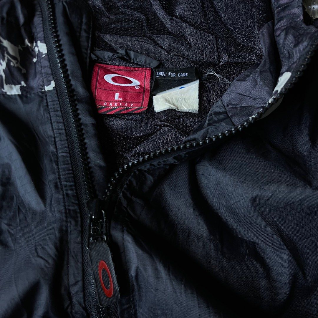 VINTAGE “SAMPLE” SUPER RARE OAKLEY SOFTWARE (Category: Activewear) located in Iriga City. Submitted by nostalgic.ragstoriches (Listing ID 1424056437, Image 2). Description: NO ISSUE AS NEW CONDI LARGE ON TAG.