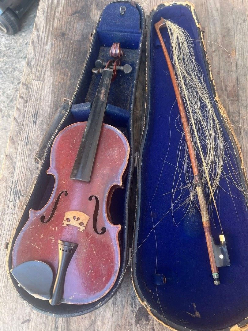 Vintage Violin with Case and Bow (Category: Musical Instruments) located in Bulacan. Submitted by babz30261 (Listing ID 1424011858, Image 1). Description: Suzuki vintage Violin 1/8 AS IS 980 ONLYYY We deliver nationwide .