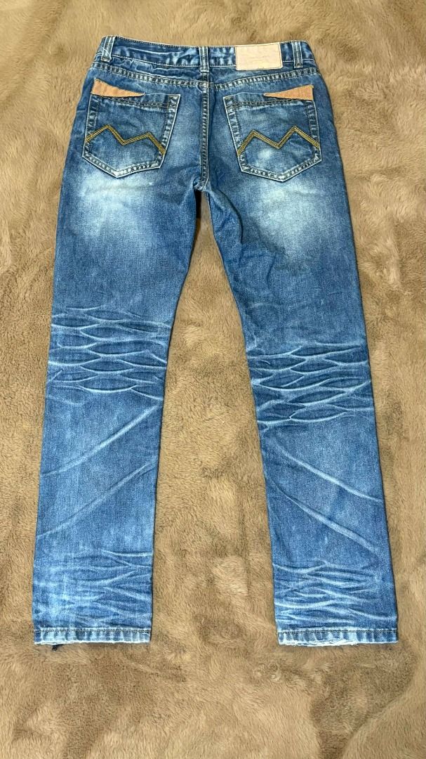 Vintage Wash Black Label Jeans (Category: Jeans) located in Cainta. Submitted by cherrydeclutter (Listing ID 1424087048, Image 2). Description: - Size 31 on tag - 10 inches rise - 31 inches inseam - Vintage wash with whiskers - Material: 98% cotton, 2% polyurethane - Thrifted, so please manage your expectations! - 350+SF.