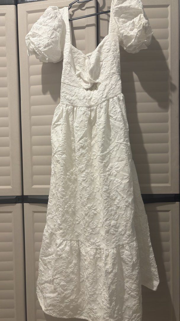 White Textured Puff Sleeve Dress (Category: Dresses) located in Manila. Submitted by cai.pe (Listing ID 1424128214, Image 1). Description: - White dress - Puff sleeves - Sweetheart neckline - Textured fabric - Fitted bodice - Tiered midi skirt Used once for prenup shoot only Can fit up to medium, 36 bust line.