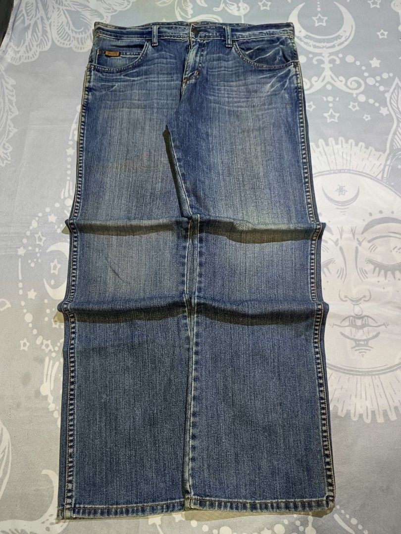 Wrangler retro Denim Jeans (Category: Jeans) located in Manila. Submitted by dailyhustle_stwr (Listing ID 1423791905, Image 1). Description: Wrangler retro good condition need wash Waist 33-34 Length 42 thigh 11 Leg op 9.
