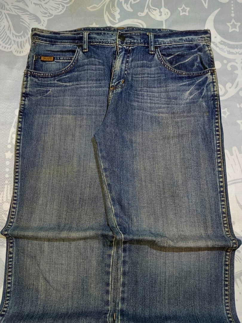 Wrangler retro Denim Jeans (Category: Jeans) located in Manila. Submitted by dailyhustle_stwr (Listing ID 1423791905, Image 3). Description: Wrangler retro good condition need wash Waist 33-34 Length 42 thigh 11 Leg op 9.