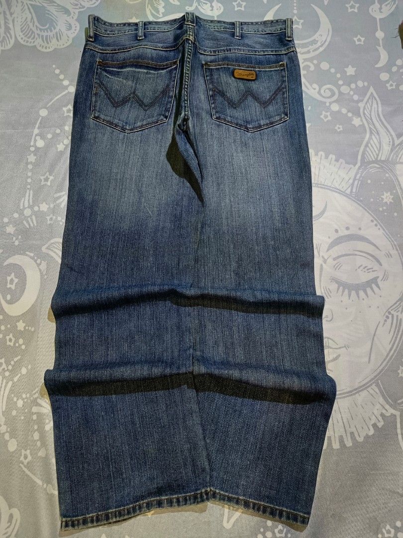 Wrangler retro Denim Jeans (Category: Jeans) located in Manila. Submitted by dailyhustle_stwr (Listing ID 1423791905, Image 2). Description: Wrangler retro good condition need wash Waist 33-34 Length 42 thigh 11 Leg op 9.