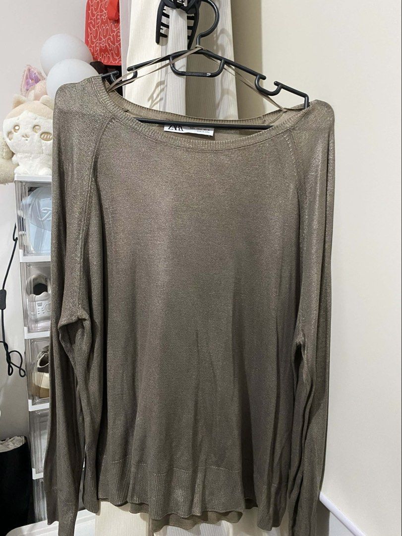 Zara Metallic Long Sleeve Sweater (Category: Longsleeves) located in Makati City. Submitted by onthegridddd (Listing ID 1423999666, Image 1). Description: - Zara metallic long sleeve sweater - Round neckline - Relaxed fit - Long sleeves - Bronze/gold color - Slightly ribbed hem - Versatile for layering.