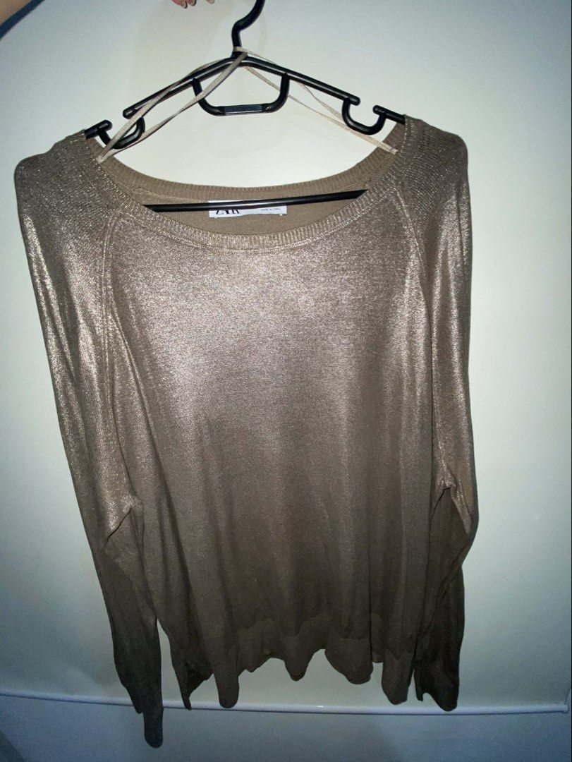 Zara Metallic Long Sleeve Sweater (Category: Longsleeves) located in Makati City. Submitted by onthegridddd (Listing ID 1423999666, Image 2). Description: - Zara metallic long sleeve sweater - Round neckline - Relaxed fit - Long sleeves - Bronze/gold color - Slightly ribbed hem - Versatile for layering.